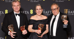 Vislielākās izredzes kļūt par gada labāko filmu ir "Openhaimeram" – tās kontā jau ir septiņas Britu kinoakadēmijas (BAFTA) balvas. Attēlā no kreisās: režisors Kristofers Nolans un producenti Emma Tomasa un Čārlzs Rovens 18. februārī BAFTA ceremonijā. Vislielākās izredzes kļūt par gada labāko filmu ir "Openhaimeram" – tās kontā jau ir septiņas Britu kinoakadēmijas (BAFTA) balvas. Attēlā no kreisās: režisors Kristofers Nolans un producenti Emma Tomasa un Čārlzs Rovens 18. februārī BAFTA ceremonijā.