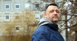 "Ir saimnieki, kas veco šīfera jumtu kaut kur iestrādā, piemēram, ceļa segumā, aplami uzskatot, ka azbests šādi zaudē savas īpašības. Un tikai pavisam mazs skaits cilvēku sagrabina naudu piekabītei, lai noņemto jumta klājumu aizvestu uz valstī īpaši sagatavotajām un sertificētajām glabātavām, līdz kurām dažkārt ir jāmēro tāls ceļš," novērojis SIA "Asbesto Lab" valdes loceklis Miks Lejiņš, kas ar azbestu saturošiem materiāliem strādā jau vairāk nekā 10 gadus. "Ir saimnieki, kas veco šīfera jumtu kaut kur iestrādā, piemēram, ceļa segumā, aplami uzskatot, ka azbests šādi zaudē savas īpašības. Un tikai pavisam mazs skaits cilvēku sagrabina naudu piekabītei, lai noņemto jumta klājumu aizvestu uz valstī īpaši sagatavotajām un sertificētajām glabātavām, līdz kurām dažkārt ir jāmēro tāls ceļš," novērojis SIA "Asbesto Lab" valdes loceklis Miks Lejiņš, kas ar azbestu saturošiem materiāliem strādā jau vairāk nekā 10 gadus.
