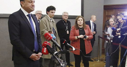 Īrijas premjerministrs Leo Varadkars preses konferencē Dublinā sestdien atzina, ka referendumā noraidīti valdības rosinātie konstitūcijas grozījumi par ģimenes definīcijas paplašināšanu un sievietes lomas definīcijas maiņu. Īrijas premjerministrs Leo Varadkars preses konferencē Dublinā sestdien atzina, ka referendumā noraidīti valdības rosinātie konstitūcijas grozījumi par ģimenes definīcijas paplašināšanu un sievietes lomas definīcijas maiņu.