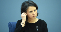 Vācijas ārlietu ministre Annalēna Bērboka piedalās preses konferencē pēc tikšanās ar Latvijas ārlietu ministru Ārlietu ministrijā. Vācijas ārlietu ministre Annalēna Bērboka piedalās preses konferencē pēc tikšanās ar Latvijas ārlietu ministru Ārlietu ministrijā.