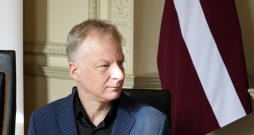 Jāzepa Vītola Latvijas Mūzikas akadēmijas (JVLMA) rektors Guntars Prānis piedalās preses brīfingā pēc tikšanās ar kultūras ministri, kurā pārrunāja JVLMA padomes atbildību un tālāko rīcības plānu saistībā ar medijos izskanējušo informāciju par iespējamiem seksuālās uzmākšanās gadījumiem JVLMA.