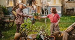 Filmas esence ir kolorītie aktierdarbi vēl kolorītākajā Kristīnes Jurjānes mākslinieku komandas izveidotajā vidē.