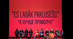 Čehova teātra izrādē "Šķelšanās" žurnālistu atklātie personiskie stāsti skaidri iezīmē sabiedrības emocionālo temperatūru.