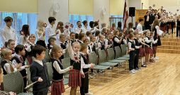 Daugavpils Saskaņas pamatskolā un Daugavpils Ruģeļu pirmsskolā izglītības iestāžu vadītāju profesionālā darbība novērtēta pat kā izcila. Attēlā: Latvijas valsts dzimšanas dienas pasākums Daugavpils Saskaņas pamatskolā 2023. gada novembrī. Kā vēstīts skolas lapā feisbukā, skolas saime dziedot, dejojot, skandējot dzeju, aizdedzot svecītes, godinājusi Latviju pasākumos "Es, Tu un mana Latvija". "Skolā iemīļoti un krāšņi ir Latvijas Republikas proklamēšanas dienai veltītie svētki "Auseklīšu svētki", kuros mūsu pirmklasniekus uzņemam skolas saimē," vēstīts skolas lapā. Daugavpils Saskaņas pamatskolā un Daugavpils Ruģeļu pirmsskolā izglītības iestāžu vadītāju profesionālā darbība novērtēta pat kā izcila. Attēlā: Latvijas valsts dzimšanas dienas pasākums Daugavpils Saskaņas pamatskolā 2023. gada novembrī. Kā vēstīts skolas lapā feisbukā, skolas saime dziedot, dejojot, skandējot dzeju, aizdedzot svecītes, godinājusi Latviju pasākumos "Es, Tu un mana Latvija". "Skolā iemīļoti un krāšņi ir Latvijas Republikas proklamēšanas dienai veltītie svētki "Auseklīšu svētki", kuros mūsu pirmklasniekus uzņemam skolas saimē," vēstīts skolas lapā.