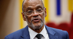 Bandu vardarbības pārņemtās Haiti premjerministrs Ariels Anrī paziņojis par atkāpšanos no amata. Viņa vietā stāsies pārejas padome, kas mēģinās nobruģēt ceļu pirmajām vēlēšanām kopš 2016. gada. Bandu vardarbības pārņemtās Haiti premjerministrs Ariels Anrī paziņojis par atkāpšanos no amata. Viņa vietā stāsies pārejas padome, kas mēģinās nobruģēt ceļu pirmajām vēlēšanām kopš 2016. gada.