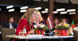 Latvijas Paraolimpiskās komitejas (LPK) ģenerālsekretāre Liene Apine Rīgā notikušās Eiropas Paraolimpiskās komitejas ārkārtas Ģenerālās asamblejas laikā. LPK dara visu, kas viņu spēkos, lai nepieļautu agresorvalstu sportistu dalību Parīzes paraolimpiskajās spēlēs.