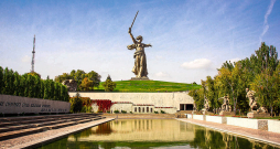 Memoriālais komplekss "Staļingradas kaujas varoņi" Mamajeva kalnā un piemineklis "Dzimtene aicina" Volgogradā.