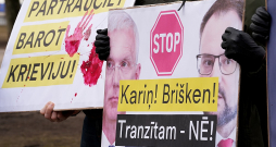 Šonedēļ pie Ministru kabineta ēkas atsevišķi aktīvisti rīkoja piketu, pieprasot apturēt mangāna rūdas tranzītu caur Latviju un slēgt robežu ar Krieviju.
