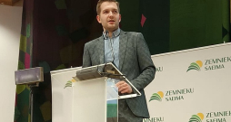 "Paaudžu maiņa notiek!" Zemnieku saeimu uzrunā biedrības ārlietu eksperts Valters Zelčs, kurš "Latvijas Avīzei" uzsvēra – šogad organizācijas lielais atradums bijis jauni, iepriekš mazpazīstami, taču zinoši cilvēki, kuri paši pieteikušies par reģionu koordinatoriem zemnieku protesta akciju organizēšanas periodā. "Paaudžu maiņa notiek!" Zemnieku saeimu uzrunā biedrības ārlietu eksperts Valters Zelčs, kurš "Latvijas Avīzei" uzsvēra – šogad organizācijas lielais atradums bijis jauni, iepriekš mazpazīstami, taču zinoši cilvēki, kuri paši pieteikušies par reģionu koordinatoriem zemnieku protesta akciju organizēšanas periodā.