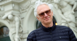 Pauls Timrots: "Uz skatuves būs politisks kabarē ar dziesmām un smiešanos, stāsts par politiskiem procesiem, kuros darbojas tādi klauni, ka maz neliekas."