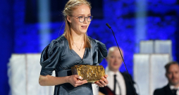 Janvārī 19 gadus vecā valmieriete Agate Caune ar dažu dienu starpību saņēma divas nozīmīgas balvas, tiekot atzīta par gada vieglatlēti un labāko sportisti Latvijā. Skrējēja atzīst, ka atzinība viņai ir papildu dzinulis jaunu mērķu realizēšanā.
