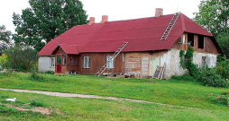 Iegādājot māju laukos, visbiežāk jārēķinās, ka ēka būs jāatjauno, cenšoties radīt un veidot tīru un sakārtotu savu sapņu stūrīti.