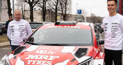 Latvijas vadošā rallija ekipāža Mārtiņš Sesks (no labās) un Renārs Francis.