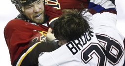 Kriss Saimons (no kreisās) NHL karjeras laikā nopelnīja vairāk nekā 2000 soda minūtes un astoņas reizes tika diskvalificēts par rupju spēli. Kriss Saimons (no kreisās) NHL karjeras laikā nopelnīja vairāk nekā 2000 soda minūtes un astoņas reizes tika diskvalificēts par rupju spēli.