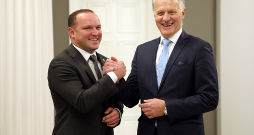 Vadims Ļašenko (no kreisās) un Olafs Pulks var būt apmierināti ar mantojumā atstāto LFF statūtu redakciju, kas būtiski ierobežo konkurenci. Viņu interesēs nav tos mainīt un atkal padarīt demokrātiskus. Vadims Ļašenko (no kreisās) un Olafs Pulks var būt apmierināti ar mantojumā atstāto LFF statūtu redakciju, kas būtiski ierobežo konkurenci. Viņu interesēs nav tos mainīt un atkal padarīt demokrātiskus.