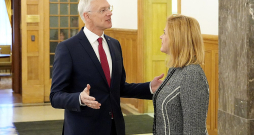Premjere Evika Siliņa pagaidām neprasa ārlietu ministra Krišjāņa Kariņa demisiju. Visdrīzāk, tāpēc, ka kriminālvajāšana nav sākta pret ministru, bet lieta sākta par faktu.