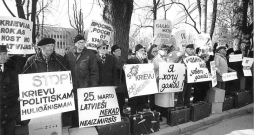 Padomju režīma represēto protesta akcija pie Krievijas vēstniecības Rīgā 1998. gada 25. martā. “Gulaga mocekļiem Krievijas pensijas!” Pikets galvenokārt bija vērsts pret Krievijas jaukšanos Latvijas iekšējās lietās. Padomju režīma represēto protesta akcija pie Krievijas vēstniecības Rīgā 1998. gada 25. martā. “Gulaga mocekļiem Krievijas pensijas!” Pikets galvenokārt bija vērsts pret Krievijas jaukšanos Latvijas iekšējās lietās.