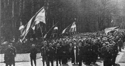 Piemiņas brīdī un gājienu no Brāļu kapu vārtiem līdz Mūžīgajai ugunij rīkoja Politiski represēto apvienība (PRA), LTF, “Daugavas vanagi” un LNNK.