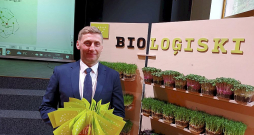 "Viens no mūsu uzdevumiem ir ne tikai veselīgu pārtiku saražot, bet par to arī izglītot sabiedrību," ilggadējais Latvijas Bioloģiskās lauksaimniecības asociācijas vadītājs Gustavs Norkārklis pagājušajā nedēļā novēlēja savam pēctecim šajā amatā, jo pats nolēmis vairāk pievērsties savas bioloģiskās saimniecības attīstīšanai Preiļu novadā. "Viens no mūsu uzdevumiem ir ne tikai veselīgu pārtiku saražot, bet par to arī izglītot sabiedrību," ilggadējais Latvijas Bioloģiskās lauksaimniecības asociācijas vadītājs Gustavs Norkārklis pagājušajā nedēļā novēlēja savam pēctecim šajā amatā, jo pats nolēmis vairāk pievērsties savas bioloģiskās saimniecības attīstīšanai Preiļu novadā.