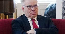 "SAAB" viceprezidents un globālās biznesa attīstības vadītājs Bo Torresteds: "Jau no paša uzņēmuma veidošanās brīža Zviedrijas valdība un bruņotie spēki skaidri pateikuši, ka tā meklē tādu bruņojumu, kas, no vienas puses, nav dārgs ekspluatācijā un dzīves cikla periodā, bet, no otras – ir moderns un tehniski pilnīgs. Tā arī esam pieraduši strādāt no paša sākuma, meklējot šādus risinājumus." "SAAB" viceprezidents un globālās biznesa attīstības vadītājs Bo Torresteds: "Jau no paša uzņēmuma veidošanās brīža Zviedrijas valdība un bruņotie spēki skaidri pateikuši, ka tā meklē tādu bruņojumu, kas, no vienas puses, nav dārgs ekspluatācijā un dzīves cikla periodā, bet, no otras – ir moderns un tehniski pilnīgs. Tā arī esam pieraduši strādāt no paša sākuma, meklējot šādus risinājumus."