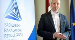 Sabiedrisko Pakalpojumu regulēšanas komisijas Vecākais tirgus uzraudzības eksperts Reinis Āboltiņš: "Lielum lielajam vairumam cilvēku būtu lietderīgi atrast savu elektroenerģijas piegādes līgumu, izlasīt to un pārcelties uz biržas tarifu. Biržas tarifa gadījumā tirgotāja labums par katru pārdoto kWh ir krietni mazāks, salīdzinot ar fiksēto cenu. Īpaši daudz iedzīvotāji pārmaksāja 2023. gada pirmajā pusgadā, kad daudzi vēl izmantoja milzīgi augstās fiksētās cenas, kamēr cena biržā jau bija 2–3 reizes zemāka."