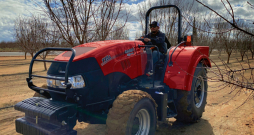 'Farmall 140A Pro' traktors. 'Farmall 140A Pro' traktors.