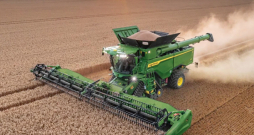 'John Deere S7' kombains. 'John Deere S7' kombains.