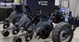 'Precision Planting' agregāts.