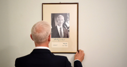 Bijušais Ministru prezidents Krišjānis Kariņš pēc valdības maiņas pārcēlās uz Ārlietu ministriju, tomēr nav arī slēpis, ka mērķē uz kādu starptautisku amatu, piemēram, uzskata, ka varētu būt NATO ģenerālsekretārs. Bijušais Ministru prezidents Krišjānis Kariņš pēc valdības maiņas pārcēlās uz Ārlietu ministriju, tomēr nav arī slēpis, ka mērķē uz kādu starptautisku amatu, piemēram, uzskata, ka varētu būt NATO ģenerālsekretārs.