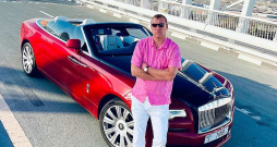 Kaspars Kazanovskis, ko žurnālisti dēvē par kolorīto vai bēdīgi slaveno uzņēmēju, sociālajos tīklos lepojas ar turīgu dzīvesveidu. Kaspars Kazanovskis, ko žurnālisti dēvē par kolorīto vai bēdīgi slaveno uzņēmēju, sociālajos tīklos lepojas ar turīgu dzīvesveidu.