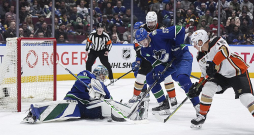 Pagājušā gada Latvijas labākais hokejists Artūrs Šilovs (no kreisās) savā pirmajā šīs sezonas NHL spēlē atvairīja 20 no 22 Anaheimas "Ducks" metieniem, tiekot atzīts par spēles otro zvaigzni. Pagājušā gada Latvijas labākais hokejists Artūrs Šilovs (no kreisās) savā pirmajā šīs sezonas NHL spēlē atvairīja 20 no 22 Anaheimas "Ducks" metieniem, tiekot atzīts par spēles otro zvaigzni.