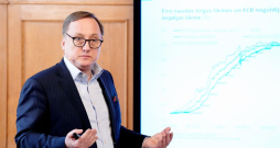 Latvijas Bankas prezidenta Mārtiņa Kazāka nostāja attiecībā uz turpmāko ekonomisko sadarbību ar agresorvalstīm Krieviju un Baltkrieviju ir visai kareivīga: "Kādēļ gan mums būtu jāmeklē laime tur, kur sola, ka mūs nomušīs. Ejam un meklējam laimi kaut kur citur. Eksportējam uz Rietumu tirgiem, kur situācija ir krietni prognozējamāka un peļņas apjomi ilgtermiņā krietni lielāki." Latvijas Bankas prezidenta Mārtiņa Kazāka nostāja attiecībā uz turpmāko ekonomisko sadarbību ar agresorvalstīm Krieviju un Baltkrieviju ir visai kareivīga: "Kādēļ gan mums būtu jāmeklē laime tur, kur sola, ka mūs nomušīs. Ejam un meklējam laimi kaut kur citur. Eksportējam uz Rietumu tirgiem, kur situācija ir krietni prognozējamāka un peļņas apjomi ilgtermiņā krietni lielāki."