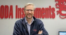 "Oda Instruments" īpašnieks un vadītājs Dainis Ozoliņš: "Mēs bijām pirmie Latvijā, kas sāka sadarboties ar Taivānas kokapstrādes iekārtu ražotājiem, un esam būtībā vienīgie, kas spēj tām nodrošināt pilnvērtīgu servisu Latvijā. Reģions ir tāls un specifisks, klientus pievilina konkurētspējīgas cenas un augsta kvalitāte, taču serviss ir liels izaicinājums."