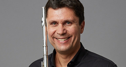 Parīzes Filharmonijas pirmā flautista Vensāna Likā priekšnesums, atskaņojot Mocarta skaņdarbus, bija interpretācijas meistardarbs. Parīzes Filharmonijas pirmā flautista Vensāna Likā priekšnesums, atskaņojot Mocarta skaņdarbus, bija interpretācijas meistardarbs.