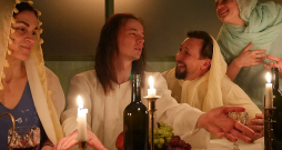 Pie galda: Ilze Ķuzule-Skrastiņa (Tamāra Pusmēness), Mārtiņš Meiers (Meistars, Ješua Ha-Nocri) un Aldis Siliņš (Andrejs Fokičs) Dailes teātra iestudējumā "Meistars un Margarita". Pie galda: Ilze Ķuzule-Skrastiņa (Tamāra Pusmēness), Mārtiņš Meiers (Meistars, Ješua Ha-Nocri) un Aldis Siliņš (Andrejs Fokičs) Dailes teātra iestudējumā "Meistars un Margarita".