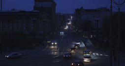 Harkivai elektrību tagad pēc grafika piegādā tikai no citiem reģioniem. Ielas netiek apgaismotas, un darbojas viena daļa luksoforu tīkla. Harkivai elektrību tagad pēc grafika piegādā tikai no citiem reģioniem. Ielas netiek apgaismotas, un darbojas viena daļa luksoforu tīkla.