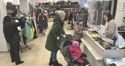 Lietoto apģērbu veikalos iepērkas dažādas iedzīvotāju grupas – gan tie, kas, zaļās pārliecības vadīti, izvēlas labāk iegādāties lietotu, nevis jaunu, gan brīvdomātāji un taupīgie, gan tie, kam mazāka rocība.