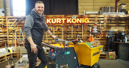 "Elektriskais traktors ir šaurāks par standarta variantu un īpaši piemērots demontāžai un celtniecības darbiem ēkās: visur, kur ierobežota darba vide," stāsta "Kurt-Koenig" valdes loceklis Kalvis Ozoliņš. "Elektriskais traktors ir šaurāks par standarta variantu un īpaši piemērots demontāžai un celtniecības darbiem ēkās: visur, kur ierobežota darba vide," stāsta "Kurt-Koenig" valdes loceklis Kalvis Ozoliņš.