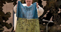 Pāvests Francisks ar Ukrainas karogu, kas viņam atsūtīts no Ukrainas pilsētas Bučas. Pirms diviem gadiem tur notika nežēlīgs slaktiņš, kad Krievijas okupantu spēki nogalināja ukraiņu civiliedzīvotājus. Pāvests ir aicinājis pārtraukt karu Ukrainā, taču daži viņa izteikumi izsaukuši neizpratni, jo radīja iespaidu, ka Francisks aicina ukraiņus padoties Krievijas okupācijas varai. Pāvests Francisks ar Ukrainas karogu, kas viņam atsūtīts no Ukrainas pilsētas Bučas. Pirms diviem gadiem tur notika nežēlīgs slaktiņš, kad Krievijas okupantu spēki nogalināja ukraiņu civiliedzīvotājus. Pāvests ir aicinājis pārtraukt karu Ukrainā, taču daži viņa izteikumi izsaukuši neizpratni, jo radīja iespaidu, ka Francisks aicina ukraiņus padoties Krievijas okupācijas varai.