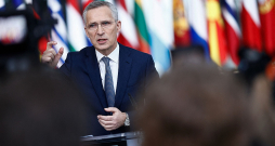 NATO ģenerālsekretārs Jenss Stoltenbergs trešdien Briselē preses konferencē pirms alianses ārlietu ministru sanāksmes. NATO ģenerālsekretārs Jenss Stoltenbergs trešdien Briselē preses konferencē pirms alianses ārlietu ministru sanāksmes.