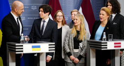Ukrainas premjerministra Denisa Šmihaļa (no kreisās) un Latvijas premjeres Evikas Siliņas (no lapās) kopīgo preses konferenci Ministru kabinetā varēja vērot arī «Ēnu dienas» dalībnieki, ar kuriem Ukrainas premjers sasveicinājās un nofotografējās. Ukrainas premjerministra Denisa Šmihaļa (no kreisās) un Latvijas premjeres Evikas Siliņas (no lapās) kopīgo preses konferenci Ministru kabinetā varēja vērot arī «Ēnu dienas» dalībnieki, ar kuriem Ukrainas premjers sasveicinājās un nofotografējās.