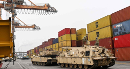 Militārajām mācībām domātais ASV bruņojums Gdiņas ostas terminālī "Baltic Container Terminal" 2022. gada decembrī. "Gdynia Container Terminal" atrašanās NATO dalībvalstu militārās infrastruktūras tuvumā raisa bažas par drošību. Militārajām mācībām domātais ASV bruņojums Gdiņas ostas terminālī "Baltic Container Terminal" 2022. gada decembrī. "Gdynia Container Terminal" atrašanās NATO dalībvalstu militārās infrastruktūras tuvumā raisa bažas par drošību.