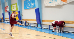 3x3 basketbolisti pēc treniņu sākumā iecienītās "izsišanas spēles". Šoreiz pie zaudētāju sienas stājušies Edgars Krūmiņš, Zigmārs Raimo un Mārcis Osis, bet "pendeli" cenšas trāpīt Artūrs Strēlnieks. 3x3 basketbolisti pēc treniņu sākumā iecienītās "izsišanas spēles". Šoreiz pie zaudētāju sienas stājušies Edgars Krūmiņš, Zigmārs Raimo un Mārcis Osis, bet "pendeli" cenšas trāpīt Artūrs Strēlnieks.