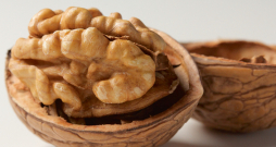 Eiropas ziemeļu daļā audzētiem valriekstiem ir daudz piesātinātāka un saldāka garša nekā dievidniekiem. Eiropas ziemeļu daļā audzētiem valriekstiem ir daudz piesātinātāka un saldāka garša nekā dievidniekiem.