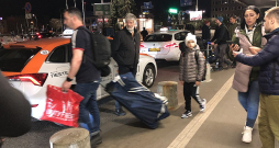 Tajās diennakts stundās, kad lidostā piezemējas tā pavairāk reisu vienlaikus, pasažieru pietiek gan autobusiem, gan īres auto, gan taksometriem.