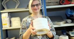 RTU Būvniecības un mašīnzinību fakultātes tenūrprofesore Diāna Bajāre: "Līdz šim neizmantotos kaņepju augu kātiņus sasmalcinot smalkās skaidās un sajaucot tās ar kaļķi un ūdeni, tiek iegūts ļoti izturīgs kaņepju betons. Ar trīsdimensiju betona drukāšanas iekārtu palīdzību var izgatavot dažādu veidu kaņepju betona konstrukcijas."