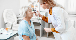 Acu spiedienu var mērīt gan pie acu ārsta, gan optometrista optikas salonos. Šī procedūra ir nesāpīga un aizņem vien pāris minūtes. Acu spiedienu var mērīt gan pie acu ārsta, gan optometrista optikas salonos. Šī procedūra ir nesāpīga un aizņem vien pāris minūtes.