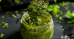 Ķiplokloku pesto. Ķiplokloku pesto.
