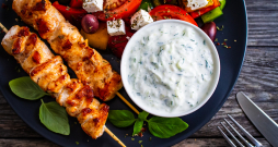 Grilējot gaļu, zivis vai sieru, jāparūpējas arī par piedevām – salātiem un mērcēm. Grilējot gaļu, zivis vai sieru, jāparūpējas arī par piedevām – salātiem un mērcēm.