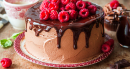 Aveņu un baltās šokolādes torte. Aveņu un baltās šokolādes torte.